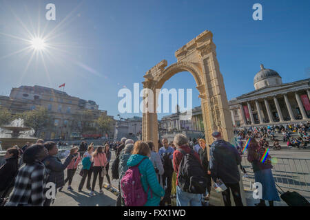 Londres, Royaume-Uni. 19 avril, 2016. Arc de Triomphe - une réplique d'une république monument, vieux de deux millénaires et détruit par de soi-disant Etat islamique en Syrie, a été érigée à Trafalgar Square à Londres. Le modèle à l'échelle de l'Arc de Triomphe a été faite à partir de marbre égyptien par l'Institut d'archéologie numérique (IDA) en utilisant la technologie 3D, basée sur des photos de l'écran d'origine. L'arche a été construite par les Romains. Les deux tiers d'une maquette sera exposée à Trafalgar Square pour trois jours avant de passer à d'autres endroits dans le monde, le Crédit : Guy Bell/Alamy Live News Banque D'Images