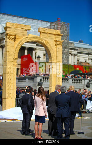 Londres, Royaume-Uni 19 avril 2016 - Boris Johnson, Maire de Londres ouvre une réplique de la Palmyre 'ARCH' Atiumphal à Trafalgar Square. Après Trafalgar Square, l'arche se rendront à Dubaï et New York City pour plus d'affichage public. Credit : Dinendra Haria/Alamy Live News Banque D'Images