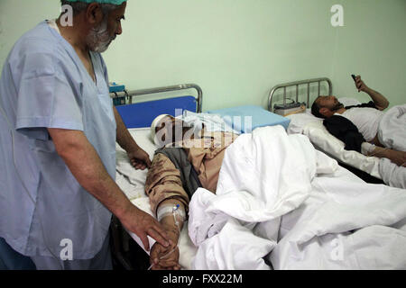 Kaboul, Afghanistan. 19 avril, 2016. Les Afghans qui ont été blessés reçoivent des soins dans un hôpital local f après l'attaque des Taliban en face du bureau de renseignements afghans à Kaboul, Afghanistan, le 19 avril 2016. Au moins 29 personnes ont été tuées et plus de 340 autres personnes ont été blessées dans une attaque coordonnée dans la capitale afghane, Kaboul. Credit : imagespic/Alamy Live News Banque D'Images