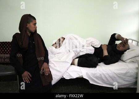 Kaboul, Afghanistan. 19 avril, 2016. Les Afghans qui ont été blessés reçoivent des soins dans un hôpital local f après l'attaque des Taliban en face du bureau de renseignements afghans à Kaboul, Afghanistan, le 19 avril 2016. Au moins 29 personnes ont été tuées et plus de 340 autres personnes ont été blessées dans une attaque coordonnée dans la capitale afghane, Kaboul. Credit : imagespic/Alamy Live News Banque D'Images