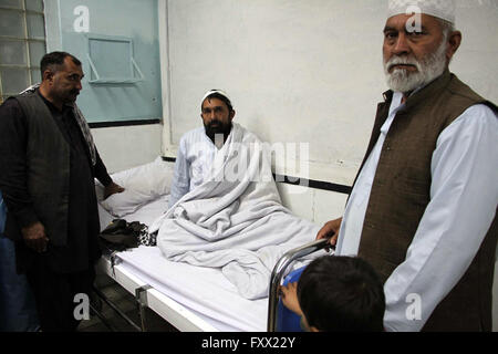 Kaboul, Afghanistan. 19 avril, 2016. Les Afghans qui ont été blessés reçoivent des soins dans un hôpital local f après l'attaque des Taliban en face du bureau de renseignements afghans à Kaboul, Afghanistan, le 19 avril 2016. Au moins 29 personnes ont été tuées et plus de 340 autres personnes ont été blessées dans une attaque coordonnée dans la capitale afghane, Kaboul. Credit : imagespic/Alamy Live News Banque D'Images