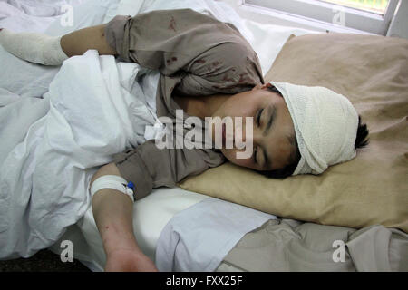 Kaboul, Afghanistan. 19 avril, 2016. Les Afghans qui ont été blessés reçoivent des soins dans un hôpital local f après l'attaque des Taliban en face du bureau de renseignements afghans à Kaboul, Afghanistan, le 19 avril 2016. Au moins 29 personnes ont été tuées et plus de 340 autres personnes ont été blessées dans une attaque coordonnée dans la capitale afghane, Kaboul. Credit : imagespic/Alamy Live News Banque D'Images