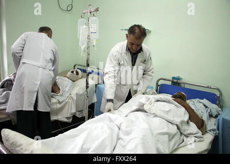 Kaboul, Afghanistan. 19 avril, 2016. Les Afghans qui ont été blessés reçoivent des soins dans un hôpital local f après l'attaque des Taliban en face du bureau de renseignements afghans à Kaboul, Afghanistan, le 19 avril 2016. Au moins 29 personnes ont été tuées et plus de 340 autres personnes ont été blessées dans une attaque coordonnée dans la capitale afghane, Kaboul. Credit : imagespic/Alamy Live News Banque D'Images