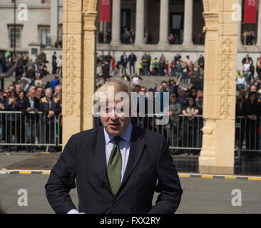 Trafalgar Square, Londres, Royaume-Uni. 19 avril, 2016. 20 pieds de hauteur de passage de réplique de Palmyre pesant 12 tonnes est dévoilé à Trafalgar Square à la cérémonie avec le maire de Londres Boris Johnson. Credit : Malcolm Park editorial/Alamy Live News Banque D'Images