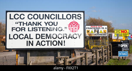 Anti-Fracking affiches à Blackpool, Lancashire, 19 avril, 2016. M. Tootill, de North West Tree Services, publicité l'opposition à la fracturation hydraulique. Il croit qu'il est son "obligation" pour que la lutte contre l'entreprise cuadrilla de forage, qui veut la fracture hydraulique à peu de schiste Bowland & Roseacre Plumpton. Un porte-parole du Conseil de Fylde a confirmé que "M. Tootill a été cité à comparaître devant le tribunal d'Blackpool 26 accusations d'afficher des publicités non autorisées sur des terres agricoles de l'érable à Blackpool Road. attenant Pépinières Banque D'Images