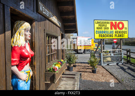 Chalet de style suisse maison météo, une figure féminine en bois à Blackpool, Lancashire, M. Tootill, de North West Tree Services, face 26 accusations pour la publicité l'opposition à la fracturation hydraulique. Il croit qu'il est son "obligation" pour que la lutte contre l'entreprise cuadrilla de forage, qui veut la fracture hydraulique à peu de schiste Bowland & Roseacre Plumpton. Un porte-parole du Conseil de Fylde a confirmé que "M. Tootill a été cité à comparaître devant le tribunal d'Blackpool 26 accusations d'afficher des publicités non autorisées sur des terres agricoles de l'érable à Blackpool Road. attenant Pépinières Banque D'Images