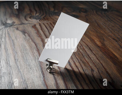 Blank business card dans le trombone sur fond de bois. Pour concevoir des présentations et des portefeuilles. Banque D'Images