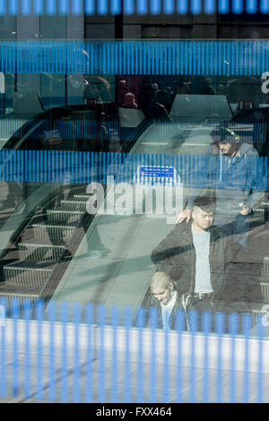 Refelections des navetteurs et les piétons à Shepherd's Bush station, Londres. 18/02/2016. Banque D'Images