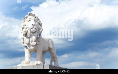 Coade stone Lion sur le pont de Westminster contre ciel dramatique Banque D'Images
