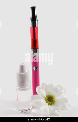 Cigarette électronique rose et une bouteille de liquide, décoré de fleur blanche Banque D'Images