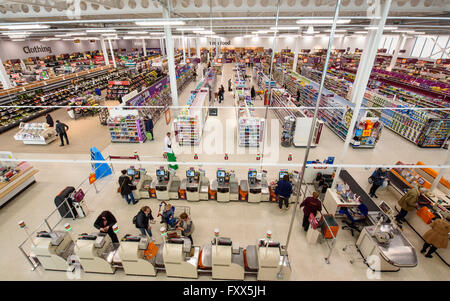 Vue sur l'atelier d'un grand supermarché Sainsburys à Blackpool, Lancashire Banque D'Images