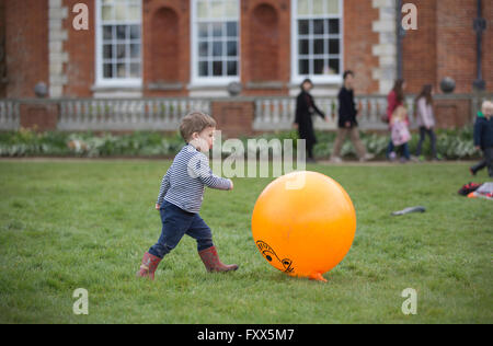 Les familles s'amusant sur les trémies gonflable à l'extérieur dans les jardins à Hatchlands Park, East Clandon, Surrey, England, UK Banque D'Images