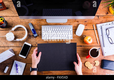 Personne d'affaires travailler au bureau bureau holding paper sheet Banque D'Images