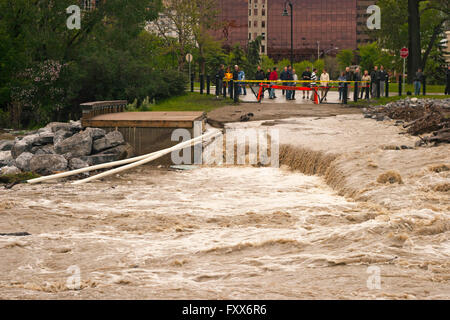 Passerelle piétonne entre le sentier de la rivière Bow et le parc de l'île Prince Dans le centre-ville de Calgary a été lavé pendant les inondations printanières Banque D'Images