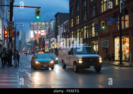 Les rues Yonge et Shuter se croisent dans le centre-ville de Toronto la nuit Banque D'Images