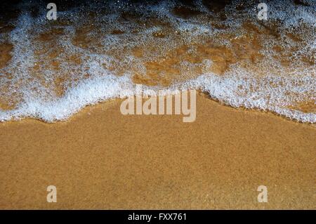 Bubbly vagues sur la plage du lac Huron Banque D'Images