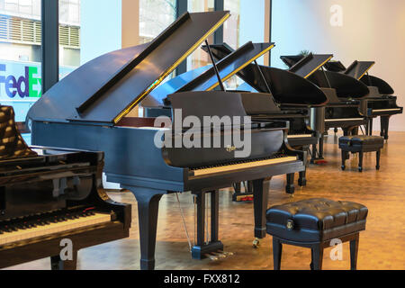 Sur l'affichage, pianos Steinway Hall, NYC, USA Banque D'Images