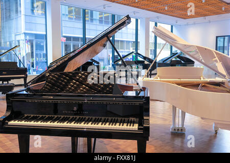 Sur l'affichage, pianos Steinway Hall, NYC, USA Banque D'Images