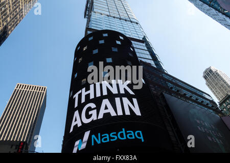 Babillard électronique sur le NASDAQ MarketSite à Times Square, NYC Banque D'Images