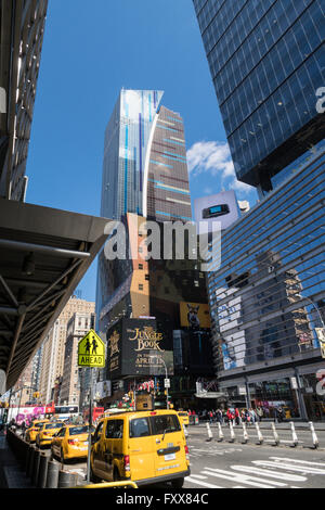 Times Square, l'intersection 42e Rue et 8e Avenue, NYC Banque D'Images