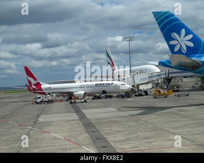 737-838 EmirateBoeing avion à l'aéroport d'Auckland, avec un Emirates Airbus A380 à l'arrière-plan. Air Tahiti Nui en premier plan Banque D'Images