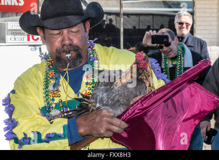 Rodney Victorian, poulet légende, est titulaire d'un de ses coqs prix pour le traditionnel Chicken Run en Iowa, Louisiane Banque D'Images