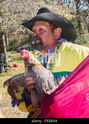 Rodney Victorian, poulet légende, est titulaire d'un de ses coqs prix pour le traditionnel Chicken Run en Iowa, Louisiane Banque D'Images