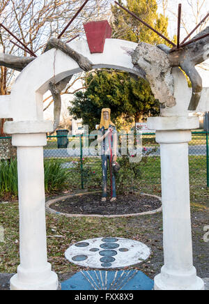 Jardin de sculptures à Chauvin, LA, avec l'oeuvre étrange reclus fait par un artiste nommé Kenny Hill. Il a fait ces en béton. Banque D'Images