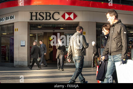 Royaume-uni - 9 déc 2013 : les gens devant une marque de la banque HSBC à Liverpool (Royaume-Uni). Avec son siège à Londres, Banque D'Images