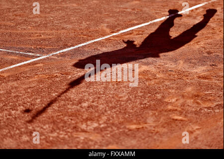 Ombre d'un joueur de tennis en action sur une cour d'argile Banque D'Images