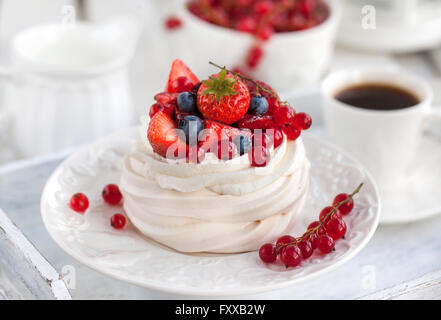 Pavlova gâteau à la meringue avec les baies fraîches sur fond blanc Banque D'Images