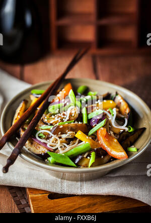 Nouilles de riz asiatique délicieux avec des légumes (wok) Banque D'Images