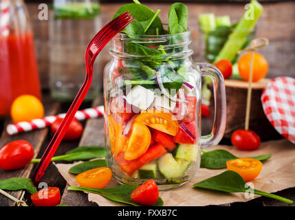 Légumes maison frais et sains en salade pot Mason de verre Banque D'Images