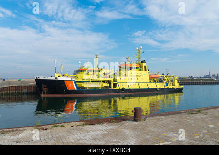 SCHEVENINGEN, Pays-Bas - 3 octobre 2015 : le navire de la Garde côtière canadienne néerlandais ARCA dans le port de Scheveningen Banque D'Images