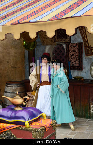 Aladdin et Jasmine au Parc Aventure Land disneyland paris france avec lampe genie Banque D'Images