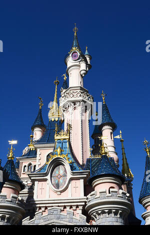 Cinderellas Château à Disneyland Paris - Ciel bleu et soleil Banque D'Images