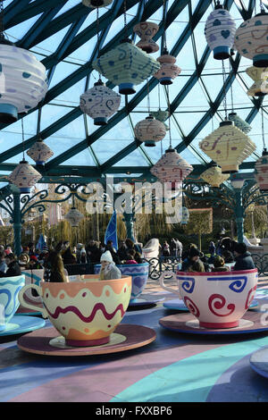 The Mad Hatters tea cup ride at Disneyland Paris Banque D'Images