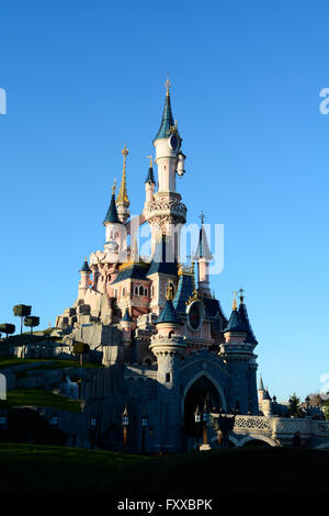 Cinderellas Château à Disneyland Paris France - Ciel bleu et soleil Banque D'Images