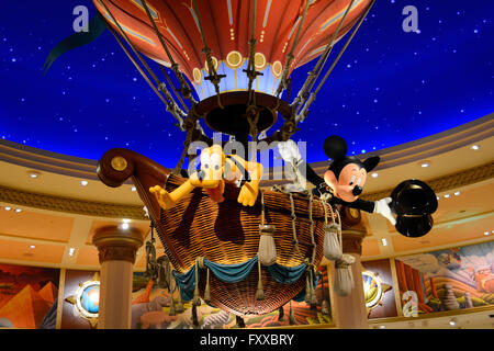 Mickey et Pluto dans hot air balloon Banque D'Images