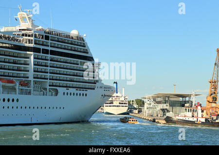 Marittima Cruise Terminal. Bateau de croisière MSC Magnifica entrant dans le port de Venise, Italie Banque D'Images