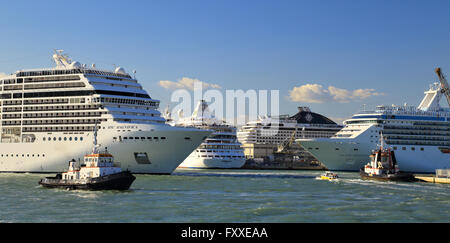 Les navires de croisière MSC Magnifica, AIDAvita, MSC Musica, et Island Princess dans le port de Venise Banque D'Images