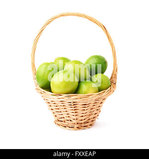 Panier en osier plein de mûres multiples limes, isolé sur la composition fond blanc Banque D'Images