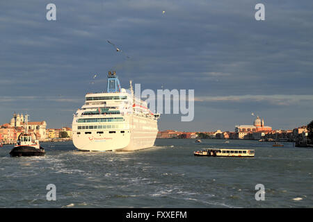 Bateau de croisière MS Thomson Majesté, l'OMI 8814744 Banque D'Images