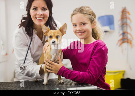 Portrait de vétérinaire et girl with dog Banque D'Images