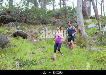 Jeune homme et femme en descente de hill Banque D'Images