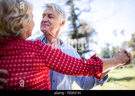 Happy senior couple dancing in the park Banque D'Images