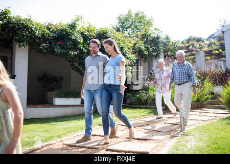 Multi-generation family walking on the Garden Path Banque D'Images