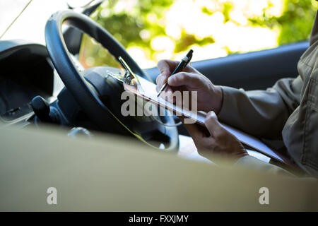 Delivery man assis dans son van Banque D'Images