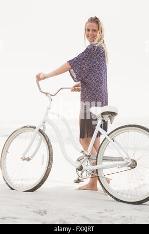 Jolie blonde woman riding son vélo Banque D'Images