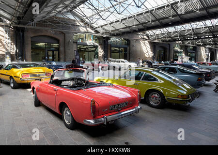 Voitures anciennes à la Classic Car Boot Sale, Lewis Cubitt Square, Kings Cross, London Banque D'Images